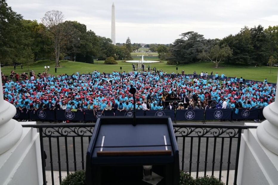 Trump discursou para algumas centenas de apoiantes pela primeira vez após ficar doente com Covid-19