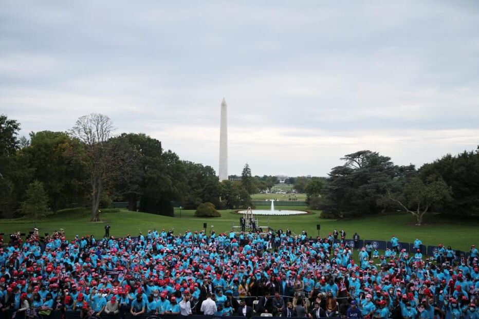 Trump discursou para algumas centenas de apoiantes pela primeira vez após ficar doente com Covid-19