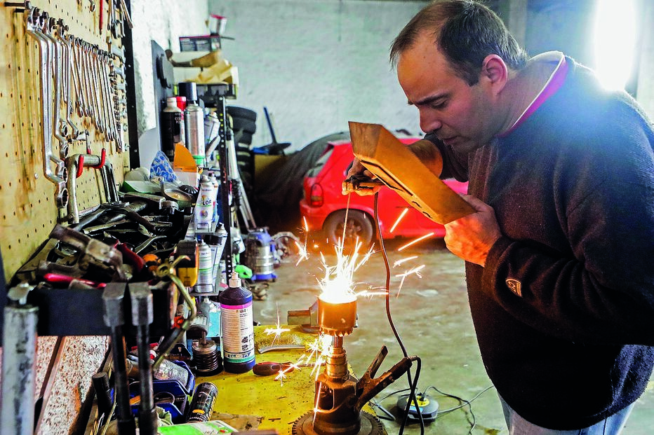 Oficinas de reparação têm tido mais atividade. Muitas famílias estão a fazer reparação ou revisão de viaturas paradas da família, como alternativa a transportes 