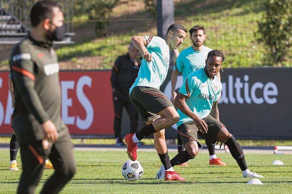 Cristiano Ronaldo e Renato Sanches no treino deste sábado