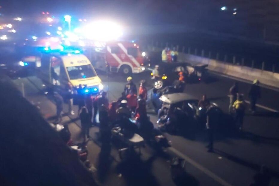 Colisão entre três carros na A1 em Loures