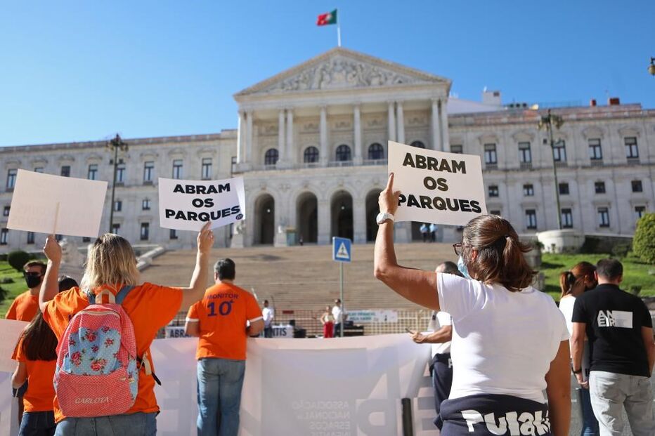Movimento cívico Covid-19 com Ciência organizou este domingo uma concentração, em frente à Assembleia da República, para exigir 