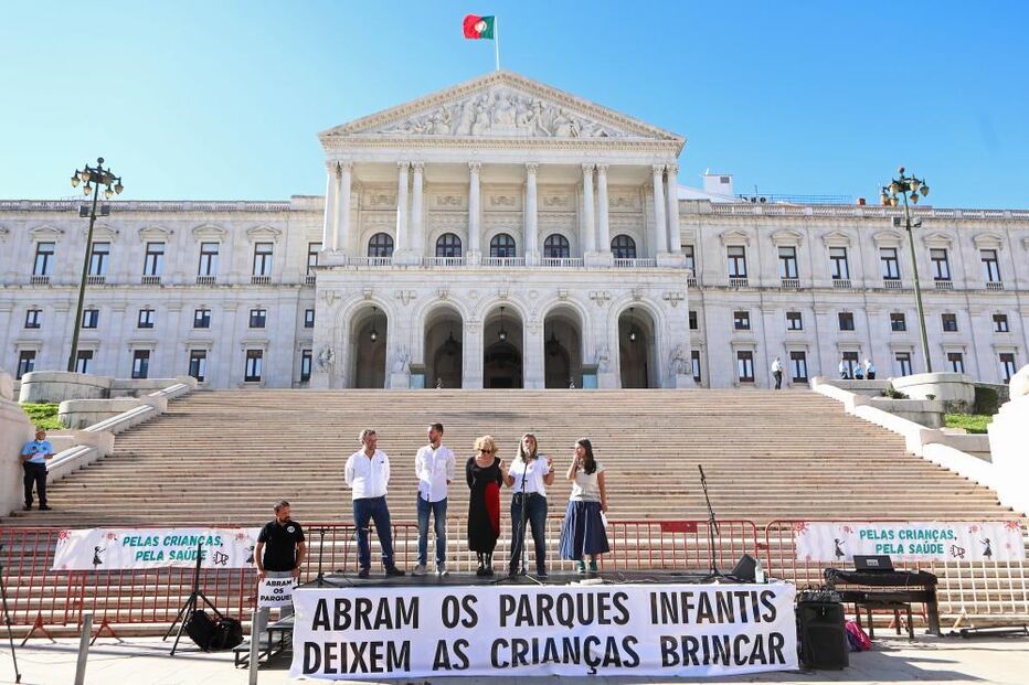 Movimento cívico Covid-19 com Ciência organizou este domingo uma concentração, em frente à Assembleia da República, para exigir 