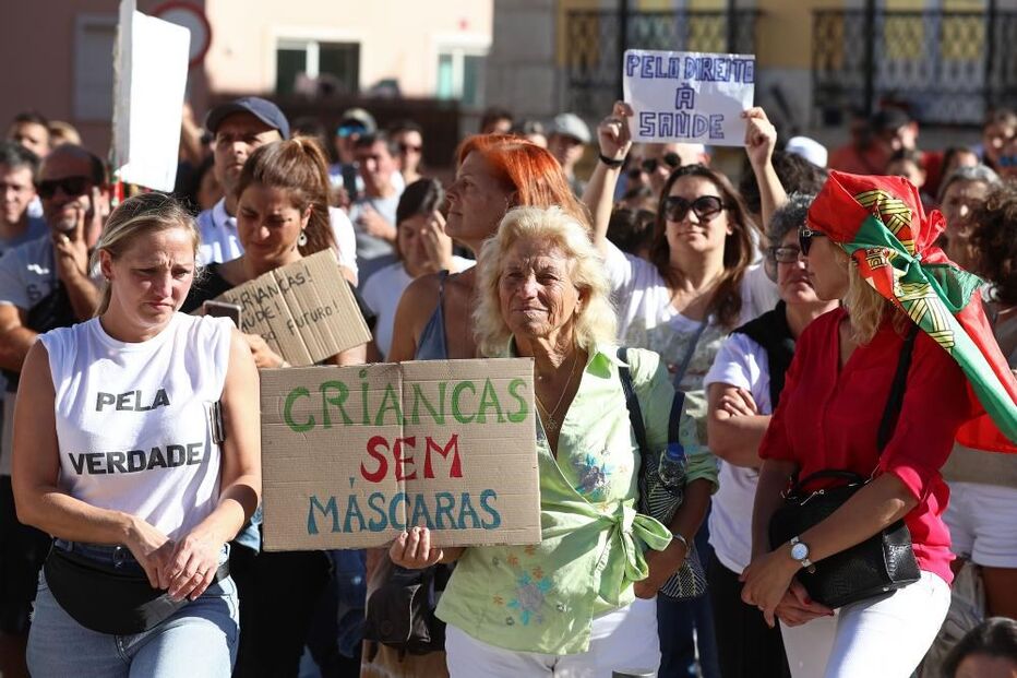 Movimento cívico Covid-19 com Ciência organizou este domingo uma concentração, em frente à Assembleia da República, para exigir 