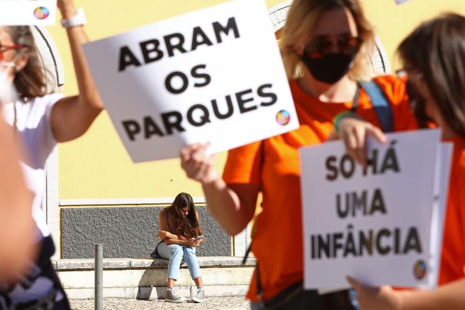 Movimento cívico Covid-19 com Ciência organizou este domingo uma concentração, em frente à Assembleia da República, para exigir 