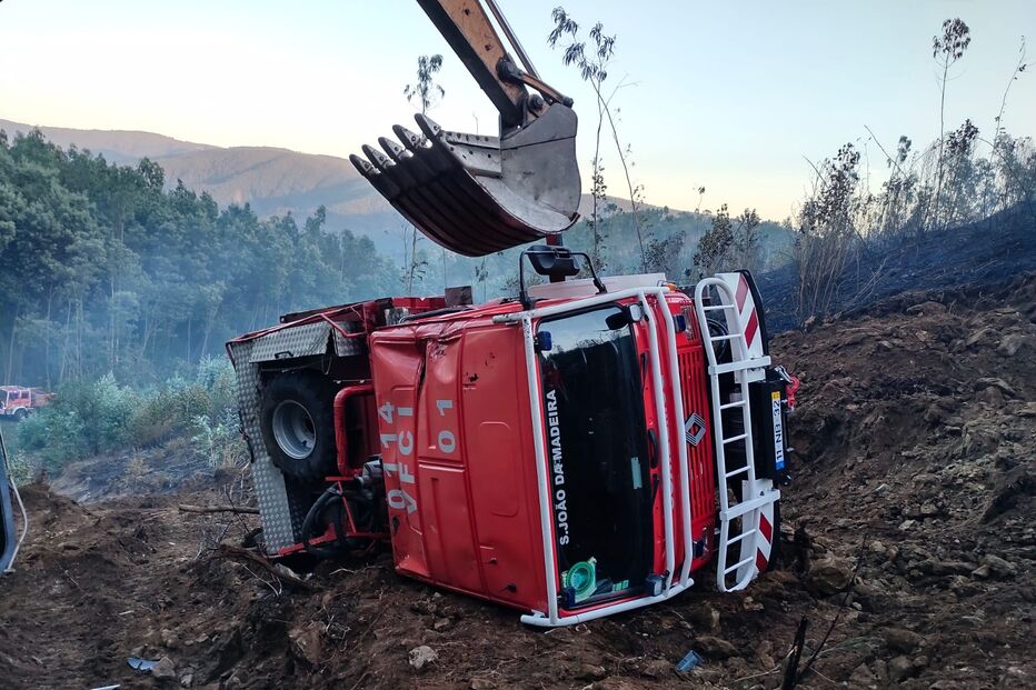 Dois bombeiros feridos em despiste a caminho de incêndio em Oliveira de Azeméis