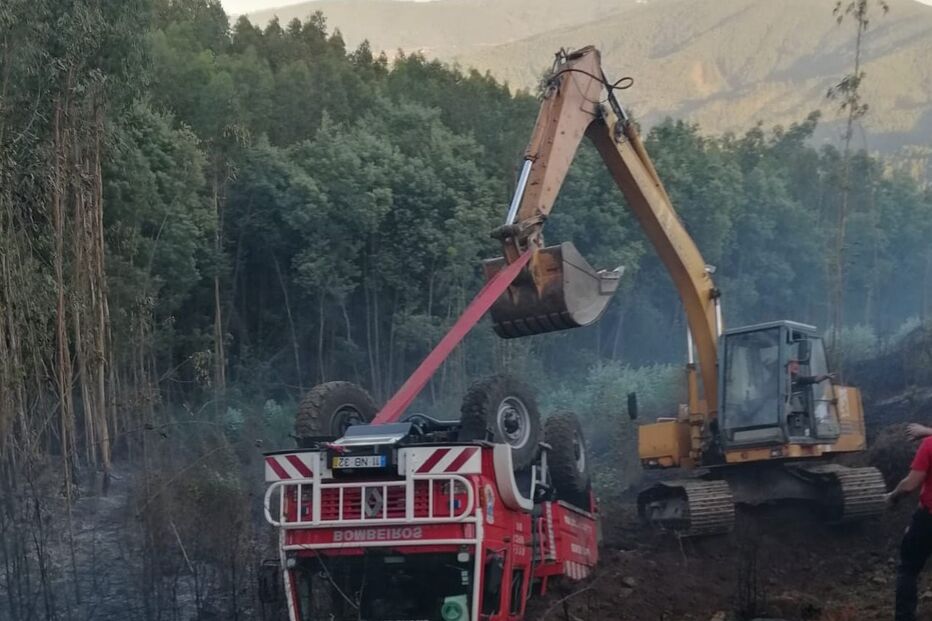 Dois bombeiros feridos em despiste a caminho de incêndio em Oliveira de Azeméis