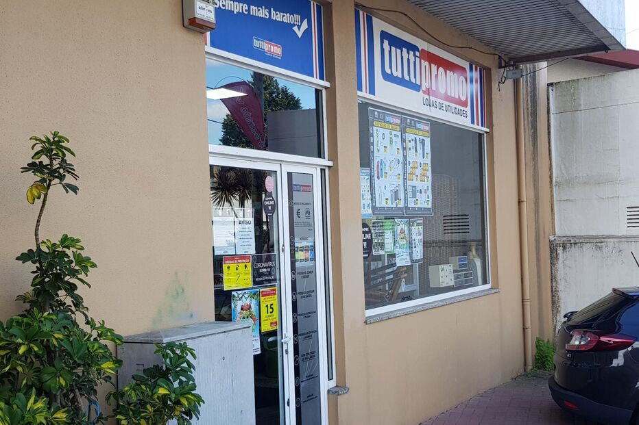 Mulher usa faca para ameaçar funcionária de loja e rouba 500 euros na Feira