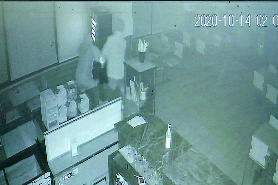 Ladrões filmados a retirar máquina de tabaco