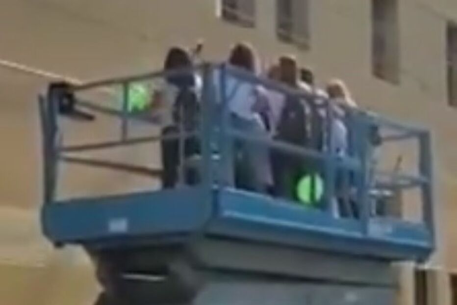 Alugam grua para visitar amiga internada com cancro