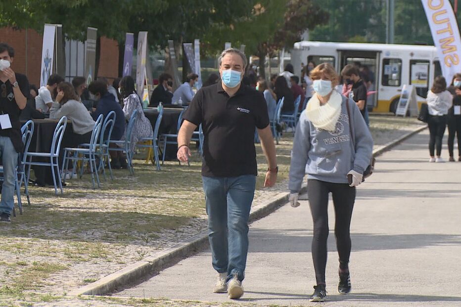 Portugueses com máscara na rua