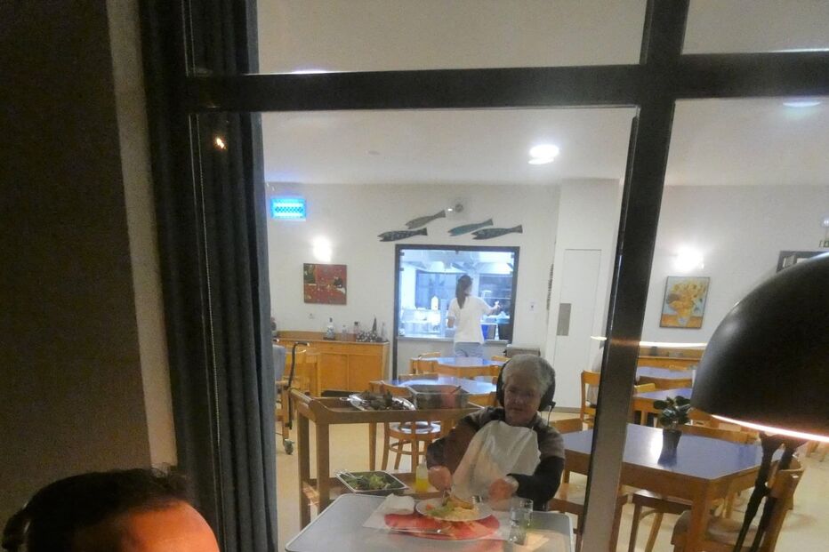 D.Emília volta a jantar com o filho no lar residencial