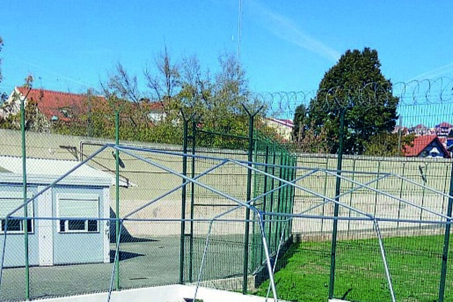 Vento destrói 'hospital' contra Covid-19 na cadeia de Coimbra
