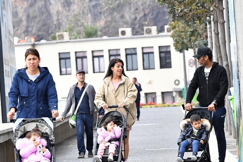 Georgina com o segurança e uma ama.JPG