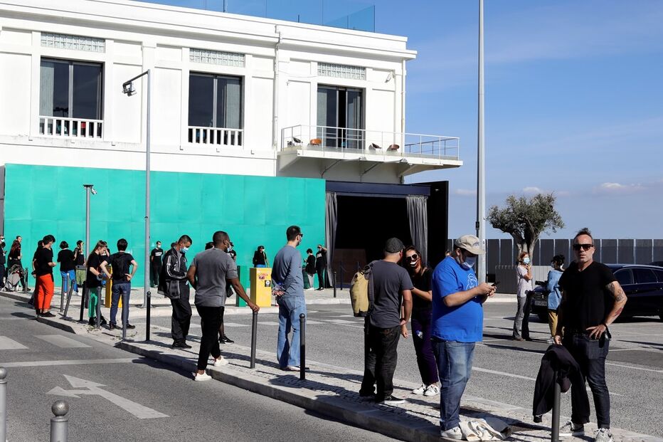 Em Lisboa, fila começou no Lux-Frágil e estendeu-se até ao Campo das Cebolas