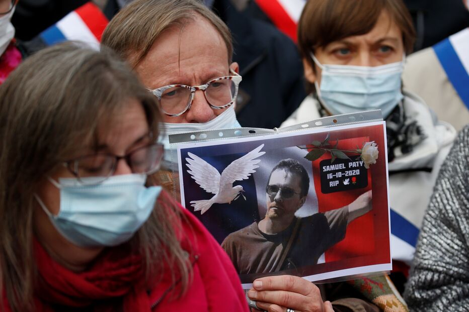 França homenageia Samuel, o professor decapitado após mostrar caricatura de profeta numa aula