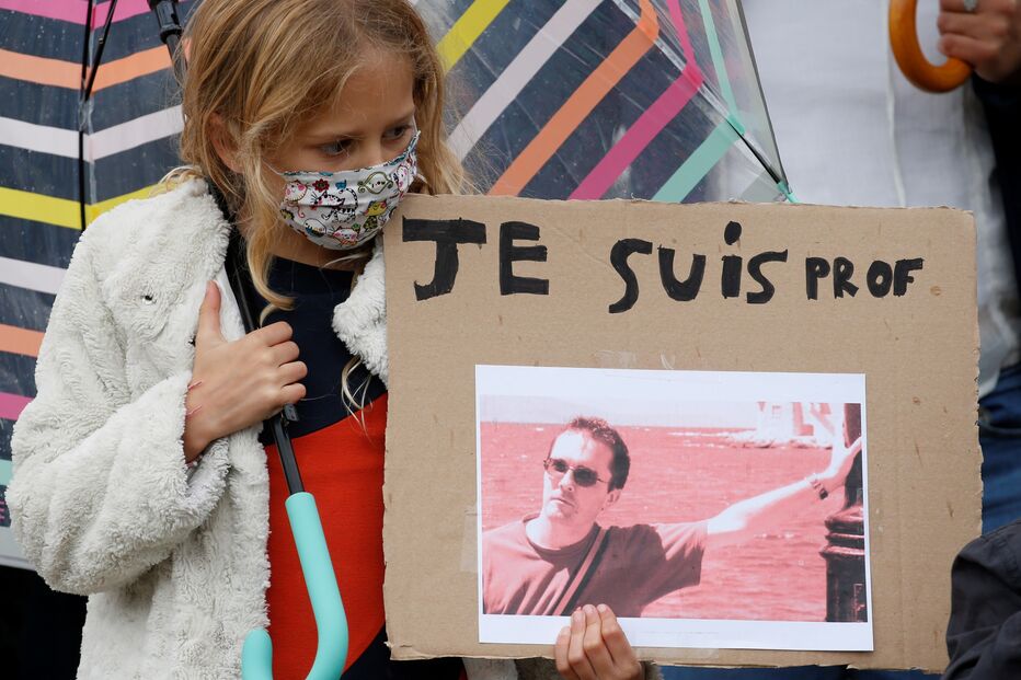 França homenageia Samuel, o professor decapitado após mostrar caricatura de profeta numa aula