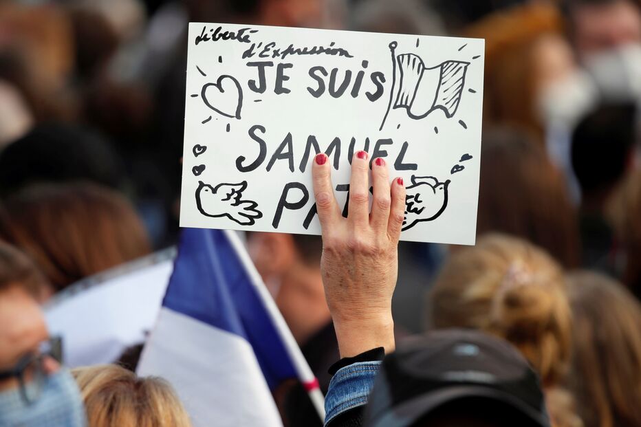 França homenageia Samuel, o professor decapitado após mostrar caricatura de profeta numa aula