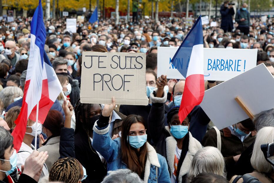 França homenageia Samuel, o professor decapitado após mostrar caricatura de profeta numa aula