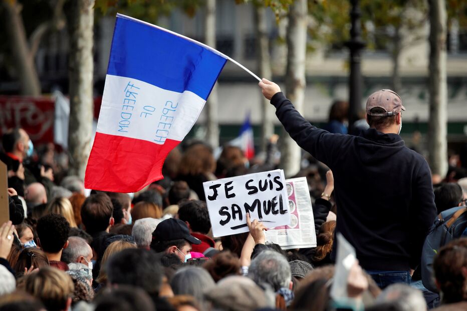 França homenageia Samuel, o professor decapitado após mostrar caricatura de profeta numa aula