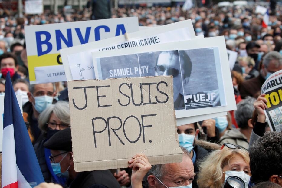 França homenageia Samuel, o professor decapitado após mostrar caricatura de profeta numa aula