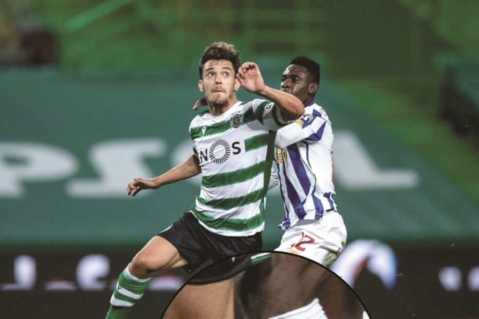 Duplo contacto: o defesa portista Zaidu toca nas costas e na perna do sportinguista Pedro Gonçalves, que acaba o lance em desequilíbrio