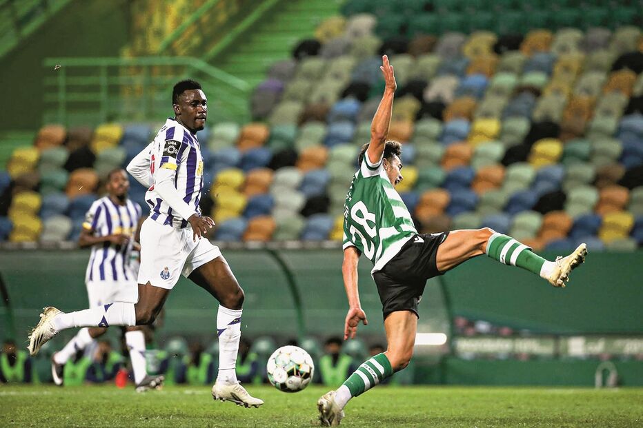 Duplo contacto: o defesa portista Zaidu toca nas costas e na perna do sportinguista Pedro Gonçalves, que acaba o lance em desequilíbrio