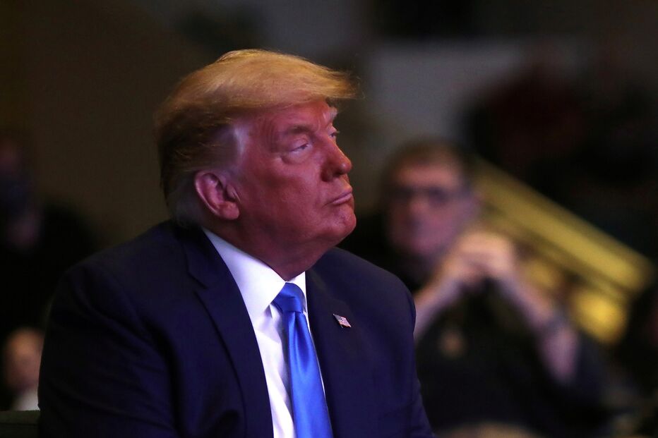 Donald Trump doa maço de notas durante missa em Las Vegas