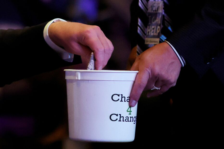 Donald Trump doa maço de notas durante missa em Las Vegas