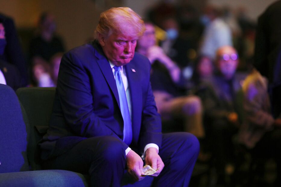 Donald Trump doa maço de notas durante missa em Las Vegas