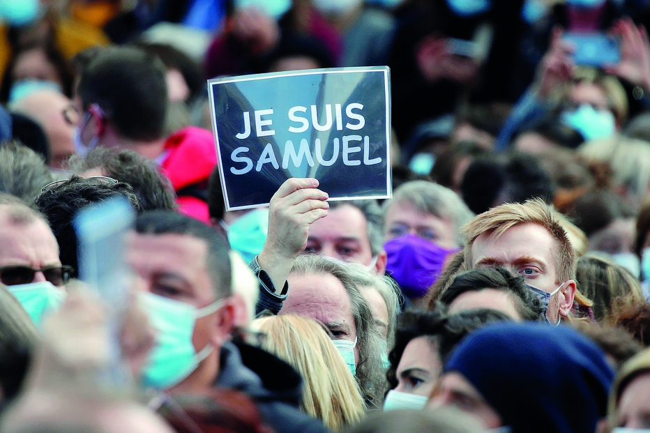 Milhares de franceses saíram à rua para homenagear o professor Samuel Paty, decapitado por um radical islâmico por ter mostrado caricaturas de Maomé na aula 