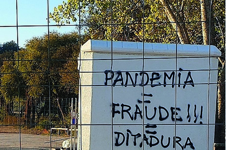 Foram escritas mensagens, em locais públicos, que negam a existência da Covid-19