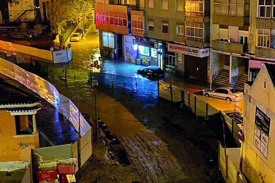 Em Sacavém, Loures, houve ruas inundadas e carros danificados