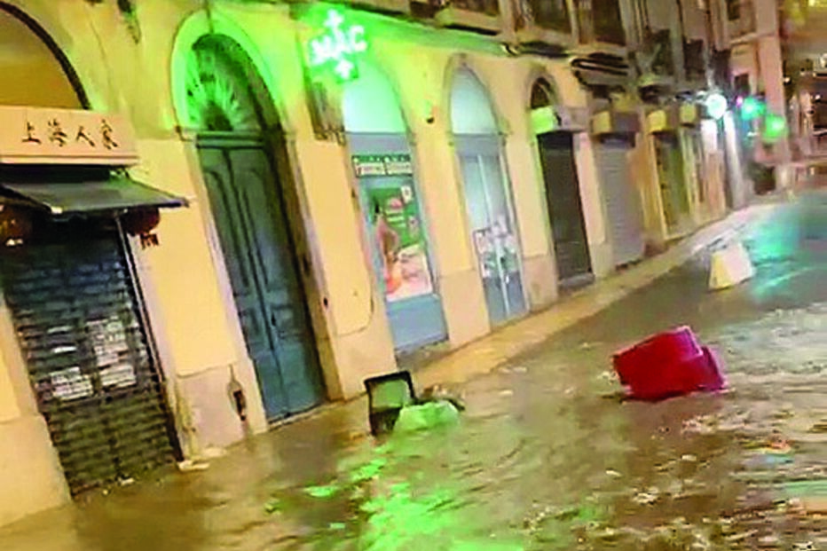 Rua das Pretas, em Lisboa, ao fim da tarde ficou intransitável  
