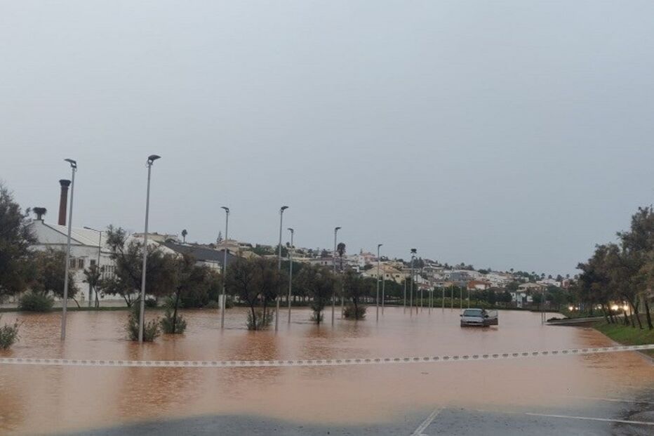 2020-10-20_19_03_29 Parque estacionamento pavilhão do Arade, Lagoa.jpg