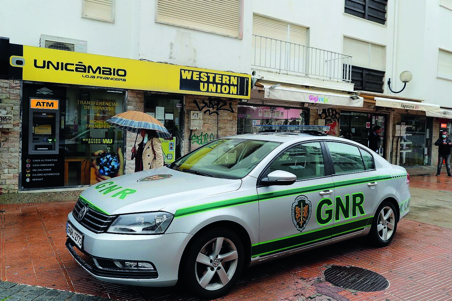 Gang armado foge com 25 mil euros em Almada