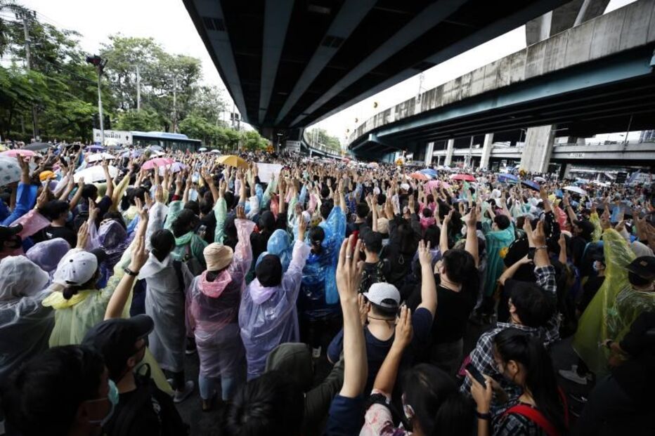 Protestos de movimento que exige a sua demissão e uma reforma da poderosa monarquia.