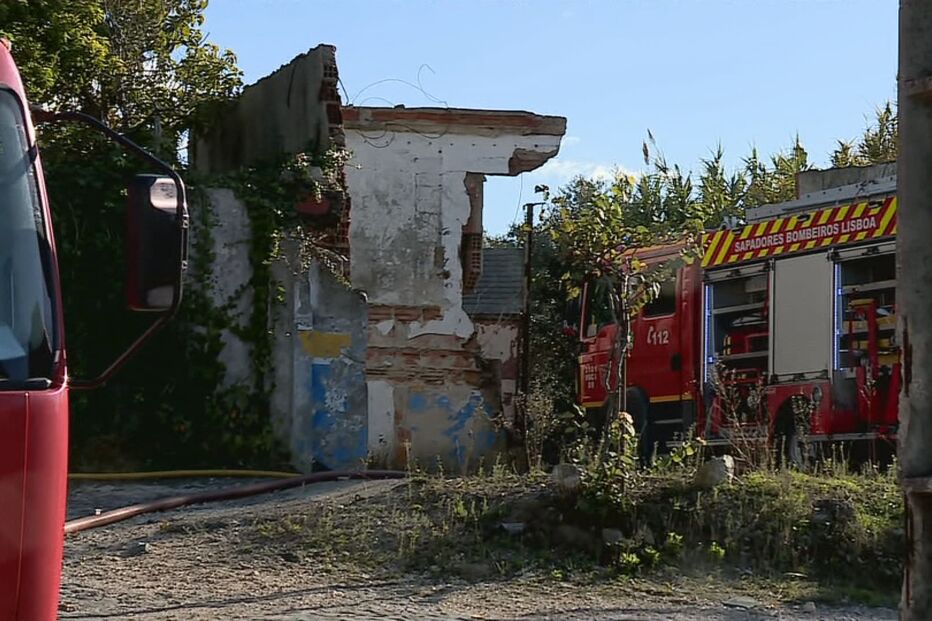 Incêndio deflagra junto a igreja na Charneca do Lumiar, em Lisboa