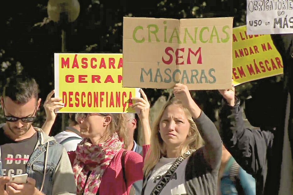 Grupo de manifestantes protestou ontem frente ao Parlamento em defesa do uso facultativo de máscaras no espaço público