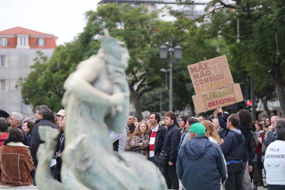 Mil portugueses manifestam-se contra o uso de máscara, no Rossio em Lisboa