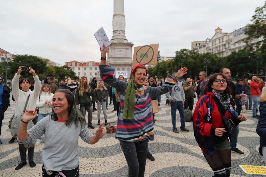 Mil portugueses manifestam-se contra o uso de máscara, no Rossio em Lisboa
