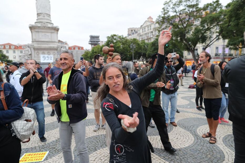 Mil portugueses manifestam-se contra o uso de máscara, no Rossio em Lisboa