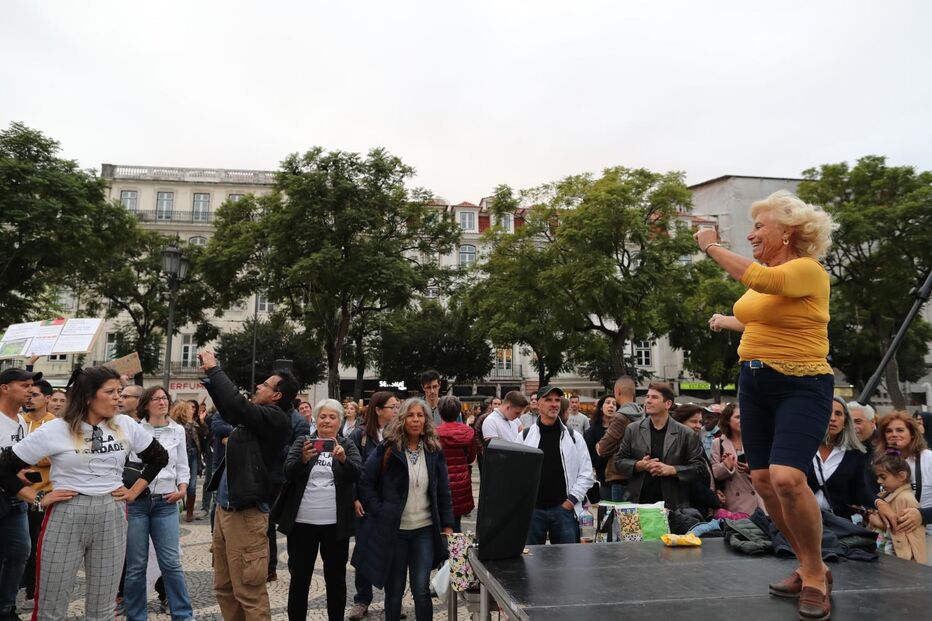 Mil portugueses manifestam-se contra o uso de máscara, no Rossio em Lisboa