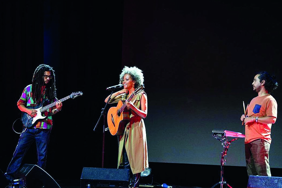 Sara  Tavares foi uma das artistas convidadas para participar no  Estamos Aqui, Iémen 