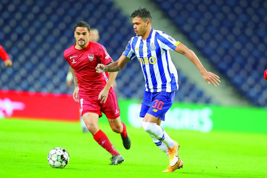 Evanilson (FC Porto) tenta acelerar o jogo e fugir à marcação  de Claude Gonçalves  (Gil Vicente)