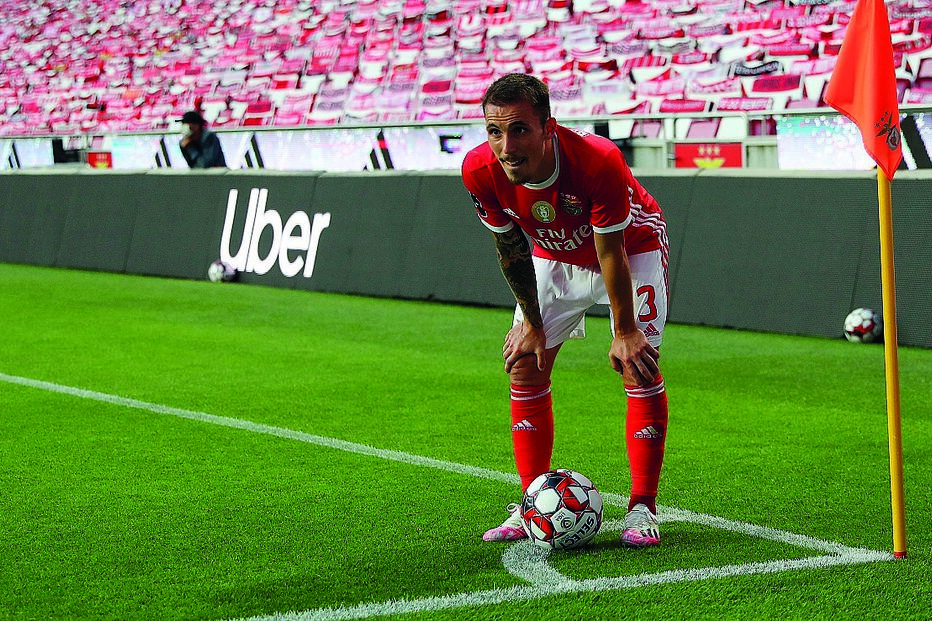 Alex Grimaldo tem sido titular em todos os jogos da equipa do Benfica ao longo desta época, na qual já realizou seis jogos