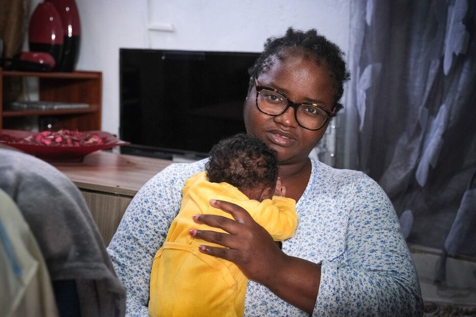 Dioneuza da Conceição foi mãe há menos de um mês. Sem dinheiro, mudou-se para a Quinta da Parvoíce, em Setúbal 