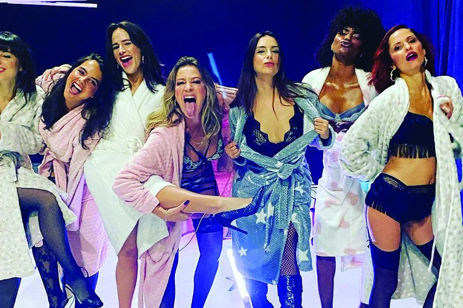 Luana Piovani (ao centro) com o restante elenco da minissérie ‘O Clube’