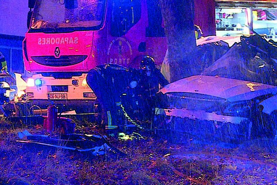 Choque contra árvore causou um morto e 2 feridos 