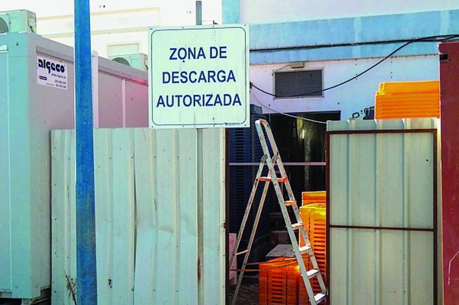 Escada usada pelos assaltantes para conseguirem passar por cima do portão